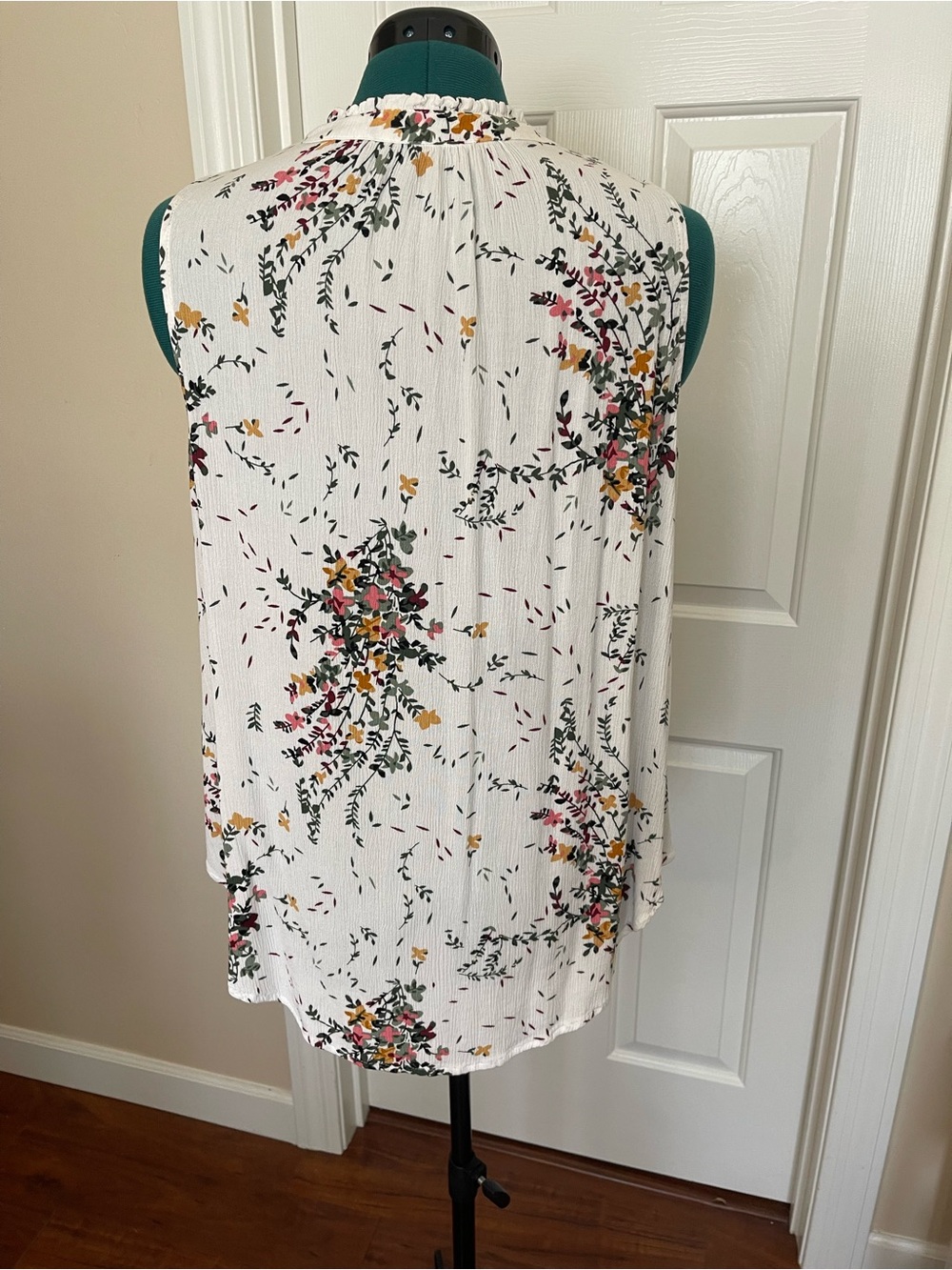 Daniel Rainn White Floral Tie-Front Sleeveless Top - Picture 7 of 13